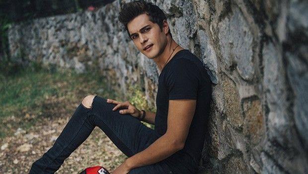 Tatl Kk Yalanclar adl dizi ile oyunculua adm att. Ac Ak ve Bodrum Masal dizileriyle kariyerine devam etti.