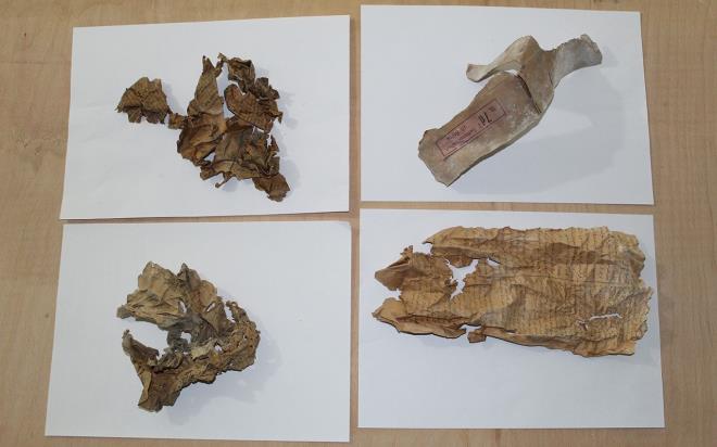 Milli Saraylar daresine bal Dolmabahe Saray'nn Sfera Salonu'nda devam eden restorasyon almalar srasnda, duvar svasnn altndan asrlk gazete paralar kt.