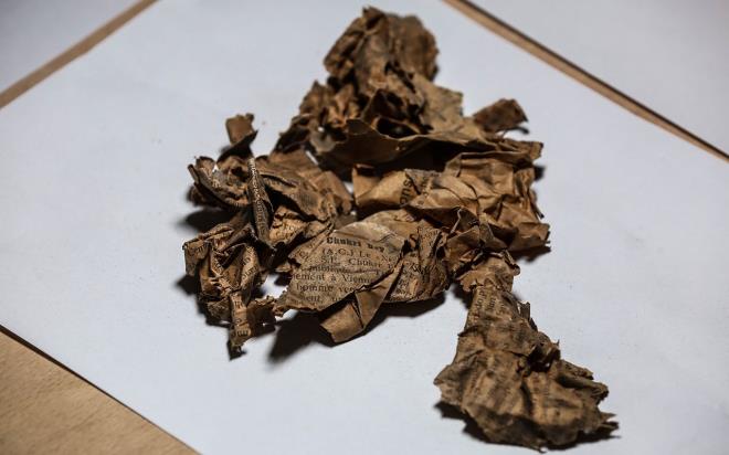 Osmanlca ve Franszca gazete paralarnn, Sultan V. Mehmed Read dneminde gerekletirilen onarm srasnda dolgu malzemesi olarak kullanld tespit edildi.