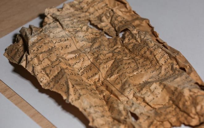 Sultan V. Mehmed Read dneminde Dolmabahe Saray'nn bakm onarm almalar srasnda, duvara bir erkek portresi izildii ve 1917 tarihli gazete kuprlerinin dolgu malzemesi olarak kullanld ortaya kt. Osmanlca ve Franszca yazl haberlerin olduu gazete kuprlerinde ise Osmanl'nn ilk uaklar olan 'Osmanl' ve 'Prens Celaleddin' uaklarnn 40 dakikalk seferlerini baaryla gerekletirdiini yazyor.