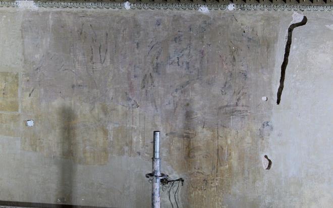 Devam eden restorasyon almalarnda daha nce de dikkati eken ayrntlar ortaya km ve salona alan 'eli kabul odas'nn at arasnda Osmanlca not bulunmutu.