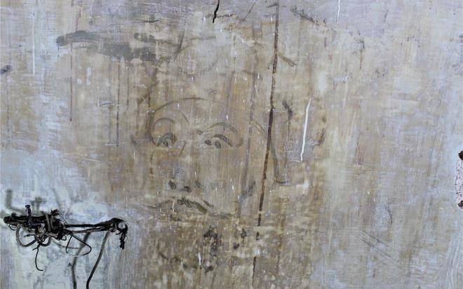 Sfera Salonu'ndaki restorasyon ve konservasyon almalarnda ayrca duvardaki boya katmanlarnn altnda tespit edilen ve yal boya ile izildii anlalan eskiz eklindeki erkek portresinin de saray kalemkarlarnn tarihe brakt bir hatra olabilecei dnlyor.