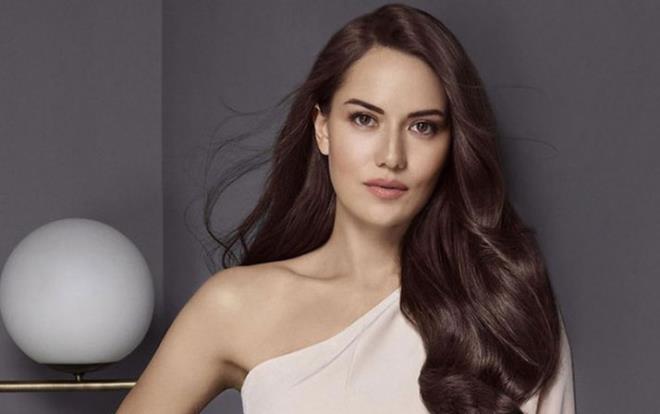 3 yl nce hayatn kendisi gibi oyuncu olan Burak zivit ile evlenen Fahriye Evcen, getiimiz sene Nisan aynda olu Karan' kucana ald. Evliliinin ardndan anne olan Evcen, ekranlardan uzun dnem uzak kald. imdilerde ise ekranlarnn zlenen yz geri dnmeye hazrlanyor.