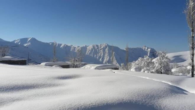 Kar kalnl tek katl kerpi ve toprak evleri grnmez hale getirdi. Kar esaretinin srd ilede yksek rakml kylerde yaayan vatandalar evlerin damlarn temizlemekte glk ekti.     le zel idare ekipleri gnlerdir kapal olan ky yollarn amak iin seferber olurken, karn kapatt yollarda ilerlemekte glk ektikleri belirtildi.       Tm yollar aan ekiplerin son olarak Blcek ky yolunu amalar iki gn srd. Sabri Yiit isimli vatanda ilk defa bu kadar kar yadn ifade etti. Yit, "Yllardr kymzde ilk defa bu kadar kar yadn grdm.
