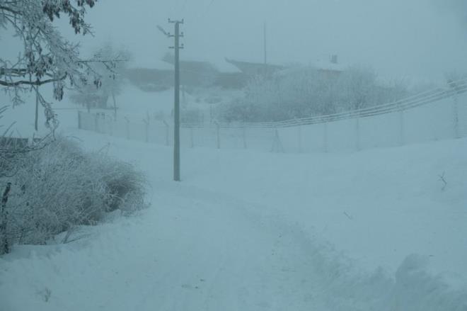Bu mahallede kar kalnl 1 metre   <br>    Eskiehir&#8217;de bulunan Yarmca mahallesinde her k youn kar ve sis oluurken, bu seneki kar kalnl 1 metreye ulat.       Eskiehir&#8217;in Tepeba blgesinde bulunan bin bin 230 rakml Yarmca mahallesinde klar etin geiyor. Eskiehir merkezine yakn olmasna ramen yksekte bulunmasndan dolay kar kalnl 1 metreye ulat.