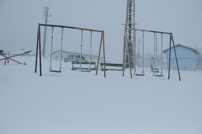 Belediye ekipleri srekli hazr bulunarak mahallenin yollarn aarken, halk ise kar yana her daim hazrlkl olduklarn ve bu sebeple de yazlar su konusunda sorun ekmediklerini ifade etti.