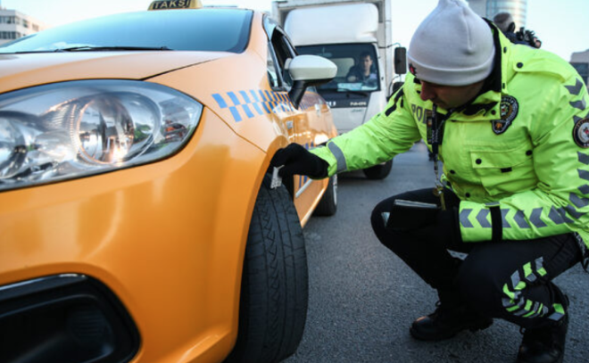 Tek tek durdurulan aralarn lastikleri polis ekipleri tarafndan kontrol edildi.