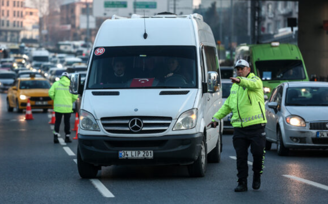 K lastii ebad uygun olmad iin ceza kesilen taksi srcs Vedat Erdoan "Lastik ieriden yedii zaman, diler gittii zaman bir anlam olmuyor. Yapacak bir ey yok. Yeni bir lastik alacaz" diye konutu.