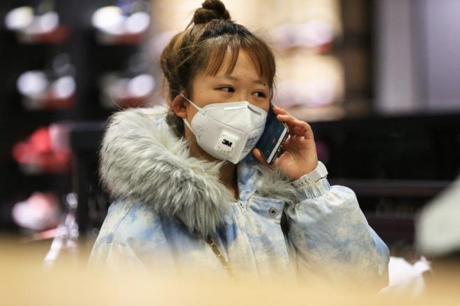 Singapur Salk Bakanl, 20 Ocak'ta ailesiyle Singapur'a gelen Vuhan'da yaayan 66 yandaki inli bir erkekte yeni tip Corona virs tespit edildiini aklad. Bakanlk, yoldayken boaz aryan, ertesi gn atei kan ve ksrmeye balayan inli hastann karantinaya alndn duyurdu.