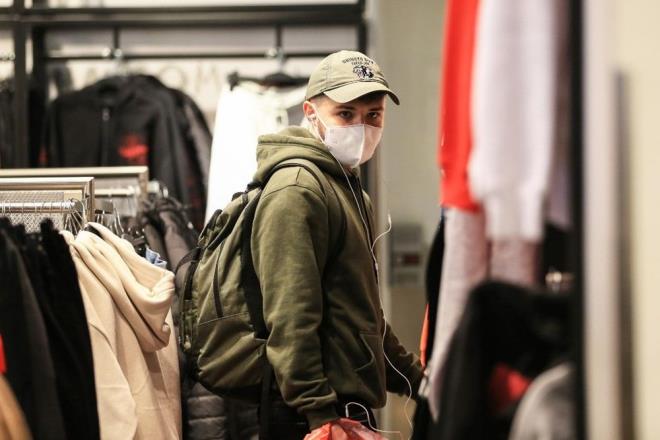 Hastaya yaplan testlerin bugn kan sonularnn, yeni tip koronavirs tadn ortaya koyduu belirtildi. inli adamn yakn temas iinde bulunduu kiilerin ve uakta yaknnda oturanlarn da izinin srld, 37 yandaki olunun ise "pheli vaka" olarak mahade altna alnd kaydedildi.