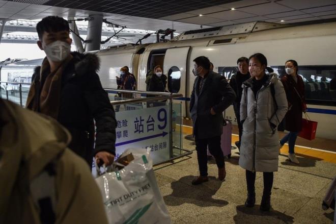 Virs tespit edilen hastalar zel kabinlerle hastanelere naklediliyor. Hastanelerin dna kurulan zel adrlarda hastalar  karantinaya alnyor. Wuhan'da virs kapan hastalar tedavi etmek iin zel bir hastane de kurulacak.