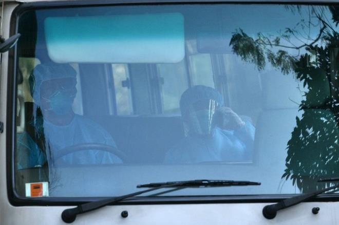 Bina klarnn bir sreliine kontrol altna alndn ve binadaki alanlara maske datldn aklayan yetkililer, coronavirs nedeniyle yksek ate ve boaz ars yaadndan phelenilen inli alann hastaneye kaldrldn aktard.