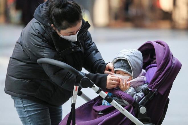 Vietnam Salk Bakanl, dn ate ikayetiyle hastaneye kaldrlan inli bir baba ile olunun yeni tip Corona virs tadnn tespit edildiini aklad.