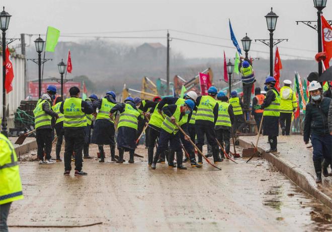 in medyasnda yer alan habere gre, Wuhan ehrinde ortaya kan koronavirs (2019 - nCoV) tayan hastalar iin 6 gn ierisinde bin yatakl prefabrik hastane ina ediyor.