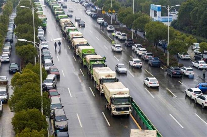 lke genelinde ilalama, toplu tamann askya alnmas, Wuhan ehir sakinlerine halka ak mekanlarda maske takmalar ars gibi bir dizi nlemler alnd.