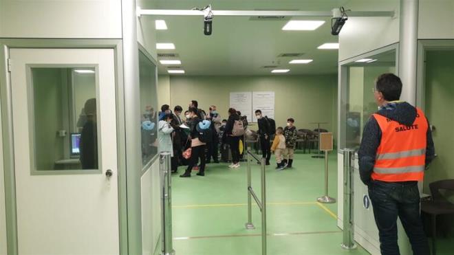 Wall Street Journal, kentten ayrlan son trenlere bilet alabilmek iin insanlarn birbiriyle yartn, kalabalk tren garndan yola kan trenlerin neredeyse tm koltuklarnn dolu olduunu yazd.