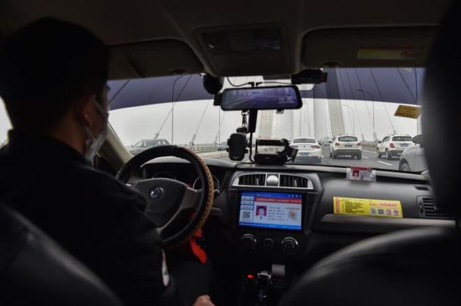 - Ak havada koruyucu maske takmak