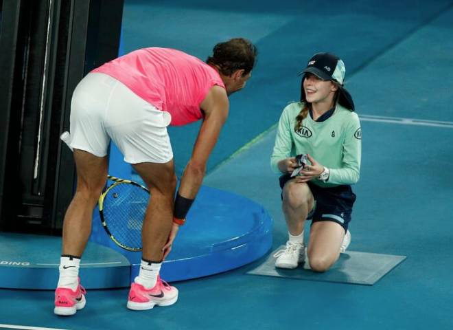 Man ardndan yapt aklamada ise minik top toplaycnn ok cesur olduunu syleyerek bir kez daha kendisini affetmesini istedi.