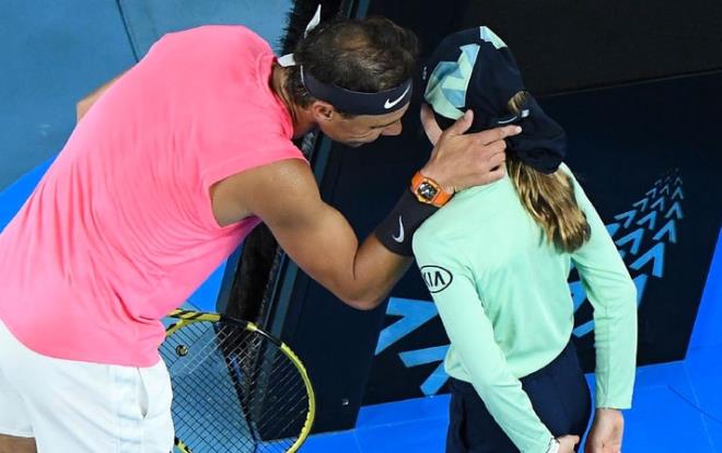 Avustralya'nn Melbourne kentinde dzenlenen turnuvann 4. gn malar, akam seansndaki mcadelelerle tamamland. Tek erkekler ilk tur mcadelesinde, dnya 1 numaras Rafael Nadal ile klasmann 76. basamandaki Federico Delbonis karlat. 2009 ampiyonu Nadal, 6-3, 7-6 ve 6-1'lik setlerle sahadan 3-0 galip ayrld.