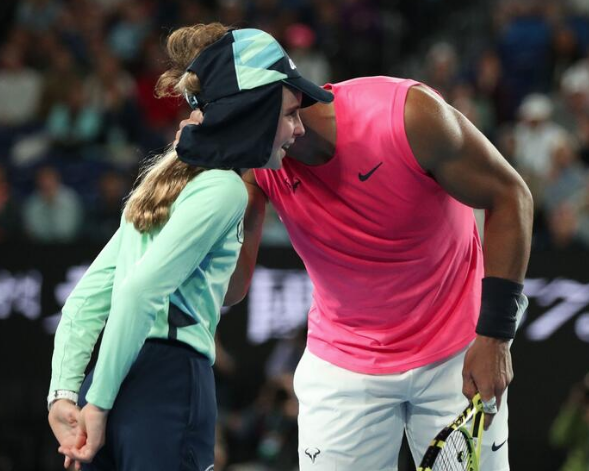 Rafael Nadal nce de 2018 Fransa Ak'ta bir top toplayc ocukla ma yaparak gen tenisinin hayalini geree dntrmt.