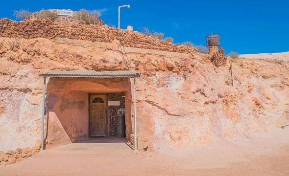 K aylar gelsin diye bekliyorlar  <br>  Kn ise darnn scakl sfra vururken yeralt evlerinin scakl 20-22 derece oluyor. Bu aylar  Coober Pedy&#8217;de yaayanlarn en ok sevdii zamanlar.