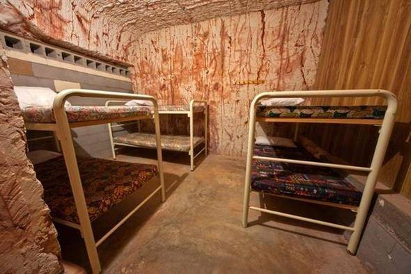 Coober Pedy bir turist noktasndan ziyade tam anlamyla bir kasabay andryor. Buradaki yeralt evlerinin gvenlik, barnma ve konforlu bir s ortam oluturmas bir yana duvarlarnda gerek opaller bulunuyor.