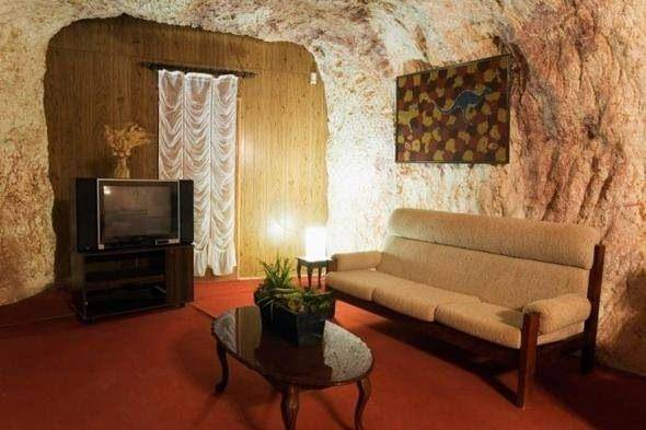 1915 ylndan beri gezegen zerindeki en deerli opallerin birou Avustralya'daki Coober Pedy adl bu kk kasabada retildi.