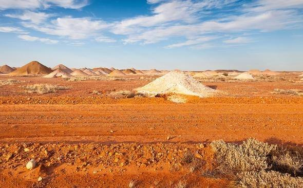 ehrin yzde 60&#8217; yer altnda oyulmu evlerde yayor. Maara duvarlarndan ortama toz inmemesi iin mat bir cila bile yaplm. Bunlarn yannda kasabada birok maaza, kilise, mze ve sanat galerisi var.