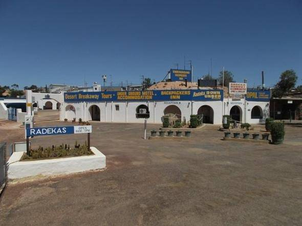 Ancak yer altna doru kayalar kesilip alm yoldan ilerlendiinde ok sayda odas bulunuyor. 1960&#8217;larda opal madeni olan bu yer, 1980&#8217;lerde otele dntrlm.