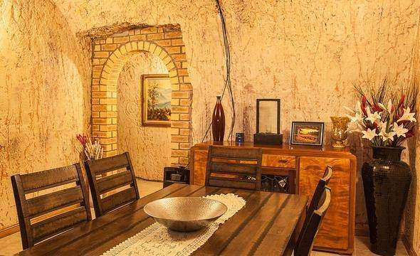 Coober Pedy gibi dnyada sra d yer alt ehirleri bulunuyor. Baz yeralt evleri, ilk bakta skc gibi dnlse de olduka keyifli meknlar olarak tasarlanm. te bazlar...