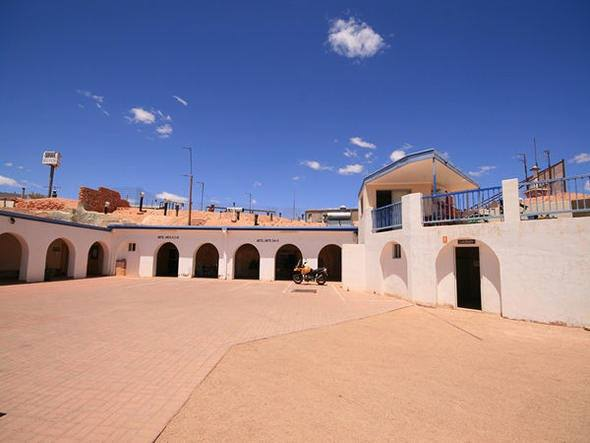 Yer altnda ilgin otel  <br>  Radeka Downunder Backpackers Inn Otel, dardan bakldnda tek katl kk bir yermi gibi grnyor.