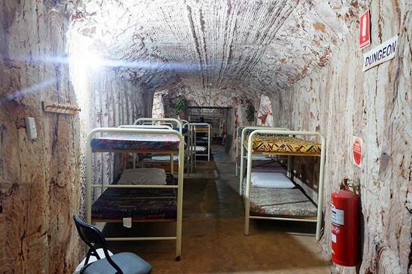 10 motel odas, 12 ekonomik oda ve 12 tane de lks odas bulunuyor. Motel odalarndan sekizi 3,5 metre yerin altnda.