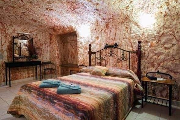 Dolaysyla burada normal hayat standartlarna ulamak neredeyse imknsz. Kasabann her yannda maden karmak iin alan binlerce kuyu var.