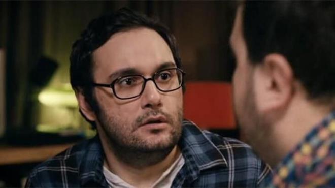 2008 ylnda girdii New School for Drama'da oyunculuk yksek lisans programn bitirdi.      New York'ta La Mama bata olmak zere eitli tiyatrolarda temsiller verdi. ahan Gkbakar'n Celal ile Ceren filmiyle Trkiye'ye dnen Gken, 2013 ylndan bu yana "Derme atma Hamlet", "Kular Meclisi", "Sahne Denilen Byl Kutu" oyunlarnda rol ald.r.