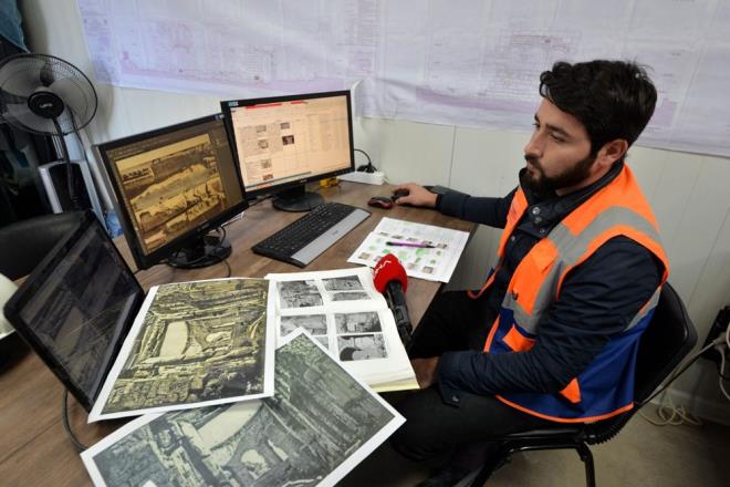 YAPAY ZEKADAN YARARLANILIYOR    almalarn tamamyla bilim heyeti gzetiminde, Koruma Kurulu onayyla yapldn anlatan Coar, yle konutu: "Uzman ekip tek tek btn talar inceliyor. Gnmz teknolojilerinden de yararlandk. u an btn alanlarda yapay zeka kullanlyor ve biz eski, siyah beyaz fotoraflarda ok belirgin olmayan bezemeleri bile bu teknoloji sayesinde ortaya kardk. Ve baktk ki baz fark edemediimiz paralar bilgisayar program vastasyla bulduk. Birletirmeleri de yaplarak zgn yerlerinde sergilenecekler. Kapya ait iki ta da bulduk ve ta zerindeki figrlerden program vastasyla birletirmek ok daha kolay oldu. Daha net bir sonuca ulatk."