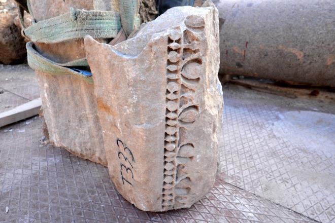 BNLERCE TA FOTORAFLANDI    Alanda binlerce nitelikli para bulunduunu ama yapnn neresine ait olduunun bilinmediini ifade eden Coar, "rnein  Kaplar dediimiz cami giriindeki kaplar, eski fotoraflarda var ve mermer gzel bir kap. Ama hibir paras yoktu. Biz bu binlerce ta tek tek fotorafladk, lmlendirdik, izimini yaptk ve kataloglama almas yaptk ki bunlar da kendi iinde tasnifledik. Kap paras, stun paras gibi deiik ekilde tasnifledik. Bu paralarn nerede olduuna ilikin ciddi bir aratrma balattk" dedi.