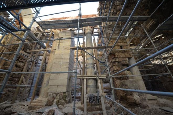 125 YILDA BYK KAYIP    Yapnn bugnlere kadar ayakta kalan ksmlarnn ise Vakflarn 1970'lerdeki onarm sayesinde olduunu belirten Hseyin Coar, "Son 20 yldr kamulatrmalar, kazlar, projelerin izimi almalar yapld ve belli bir aamaya geldik. ok zor bir restorasyon. nk aradan geen 125 yl var ve her yl kayplar olmu. Son 10 ylda bile ciddi zgn paralar maalesef kaybettik. Tonozun bir ksm, duvarlar ykld. Hatta en son 6 ay nce skmeyi ngrdmz bir duvar da ykld" diye konutu.