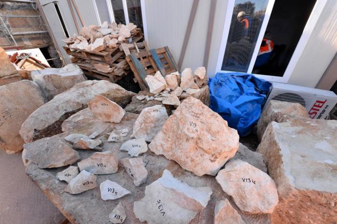 BNLERCE TA BLGSAYAR PROGRAMIYLA BRLETRLYOR    Bilgisayar programlar ve yapay zeka uygulamalaryla, paralanm binlerce tarihi tan hem birletirilmesi hem de yapdaki orijinal yerinin tespitinde grev yapan arkeolog Cihangir Aldemir ise yle konutu: