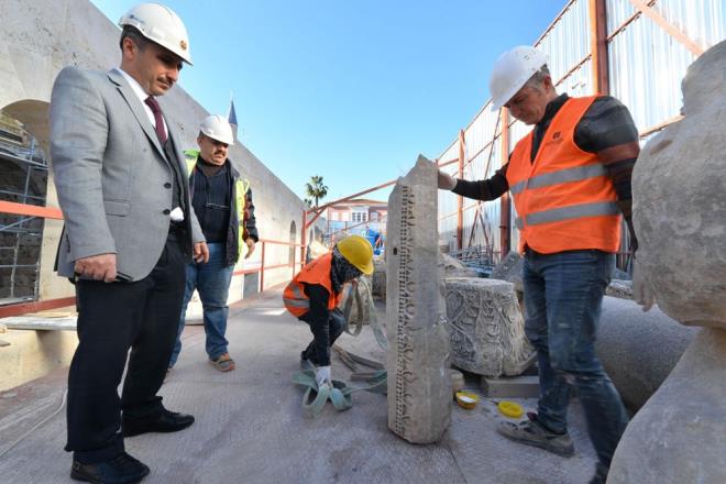 BU YIL BADETE AILACAK    Bir taraftan kaznn srdn ve yeni bulgularn ortaya ktn belirten Coar, kkl bykl binlerce tan numaralandrldn, yapda nereye ait olduklarna ilikin analizler ve lmleri yaplarak yerlerine konulmaya devam ettiini syledi. Coar, "Eer bulamadysak veya devirme ta ise alanda ayrca sergilenecek. Burada srekli yeni bir eyler kyor, yaayan bir okul gibi. Bizim en ok zorlandmz restorasyon almalarndan bir tanesi, o yzden ok titiz bir alma yaplyor. Buras yaayan bir mze olacak. Yapdaki btn izlerin grlebilmesi iin hibir dnemi kapatmyoruz. i cami-mze, d ak alan sergi alan olarak turizme, inan turizmine uygun ekilde yaatacaz. Bu yl ibadete aacaz inallah ama evre dzenlemesi ve kazlar devam edecek" diye konutu.