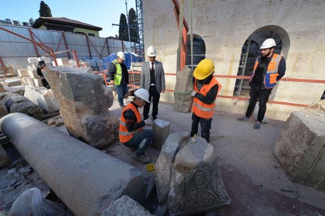 "Vakflar Genel Mdrl'nn eski dnemlere ait fotoraflarn biraz renklendirdikten sonra, sahada tespit edilen parann ll bir ekilde piksel tabanl bir programda fotoraf zerine yerletirilmesi saland. Nihayetinde yeni ve eski fotoraf birbirine aplike edildiinde bu grntnn uyumlu olduu paralarn, bezeme, betimlerin birbirinin devam eklinde olduu anlald. Akabinde ikinci parann da bu parann devam olduu anlald. Bunlar piksel tabanl program yardmyla yapld. Binin zerinde nitelikli ta var. Bu talarn tamamnn nereye ait olduklarna ilikin eski fotoraflar bize yardmc oluyor ve iyi bir belge nitelii tayor. Yapdaki izlerden de tespit edilebiliyor."
