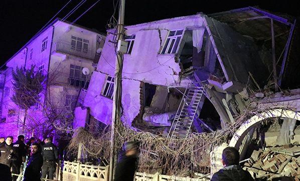 AFAD'dan yaplan aklamada, "Afet blgesindeki hasarl yaplara kesinlikle girilmemesi gerekmektedir." denildi. Bakan Murat Kurum, Elaz'da 5 Malatya'da 25 binann ykldn belirtti.