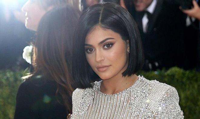 Kylie Jenner    Gnderi bana 1.2 milyon dolar