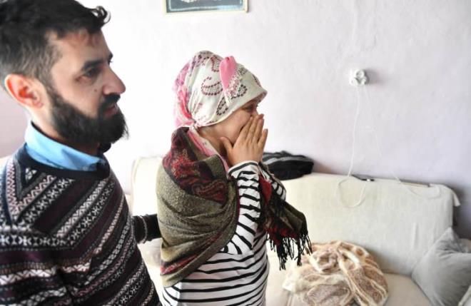 Gz yal depremzede, yle konutu:  <br>  "Yukardan gelen bir  (Mahmud'un telefonu) grnce eim slk alp yardm istemeye balad. Mahmud, nce eimi kurtard sonra beni bulunduum yerden kard. O srada elinin kanlar iinde olduunu grdm ama o bana halen 'Abla cam var dikkat et, bir yerin kesilmesin' diyordu. O bizim kahramanmz ve Hzr'mz. Ben enkazdan ktmda eime srekli ocuk nerede diye sordum. Herkes kendi olumu ve kzm sorduumu sanyordu ama ben onlarn annemlerde olduunu biliyordum. Benim ocuk diye sorduum kii halbuki Mahmud'du."