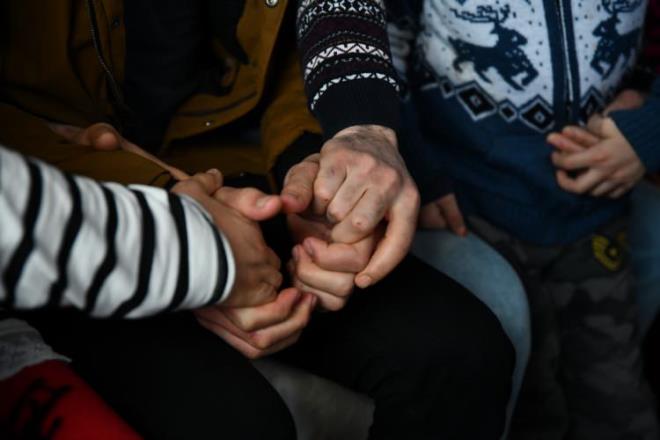 Elaz'da enkaz altndan kurtuluuna vesile olan Suriyeli'ye teekkrn dile getirerek sosyal medyada gndem olan depremzede Drdane Aydn'n, kendisiyle eini kurtaran Suriyeli niversite rencisi Mahmud el Osman ile bulumasnda duygusal anlar yaand.