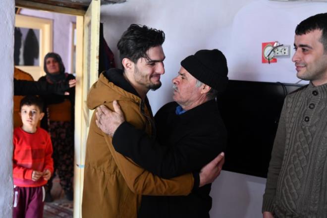 "Ben Mahmud'un telefonunun n grnce barp yardm istemeye baladk. O zaman kurtulacamz anladk. Mahmud, zerimdeki enkaz biraz aldktan sonra onun yardmyla enkazdan ktm. Sonra eimi karmaya alt ama baca skt iin karamad. Sonra evredekiler Mahmud'u ayaklarndan sarktarak eimin olduu yere doru uzattlar ve Mahmud eimi kurtarmak iin alt. Bizim iin bu sre ok kstl gibi oldu aslnda ama meerse eim 3,5 saat enkazda kalm ve Mahmud o sre zarfnda hep abalamt. Eimi kurtardktan sonra Mahmud bakalarna yardm etmeye alt. Eimi o srada ambulansa bindirmek istedi ama o srekli Mahmud'u bulup teekkr etmeye almt. Dn de olay yerine gidip Mahmud'u aramtk ama bulamamtk."