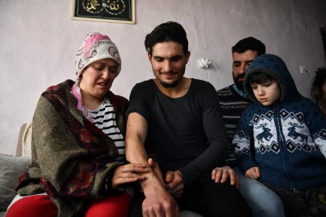 AA ekibi, Frat niversitesi Hastanesi'nde tedavi grdkten sonra evleri tamamen ykld iin ailelerinin kyne yerleen Aydn ailesini ziyaret etti.