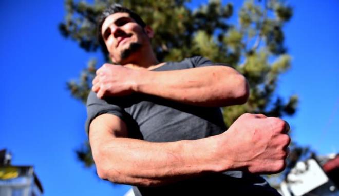 Kollar ve ellerindeki yara izlerini grnce daha da duygusallaan Drdane Aydn,