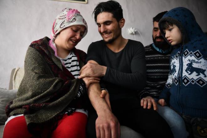 Duygusal buluma  <br>  Suriyeli Mahmud'un aileyle buluma talebi zerine AA ekibi enkazdan yaral kurtulan Drdane ve Zlkf Aydn iftine ulat.