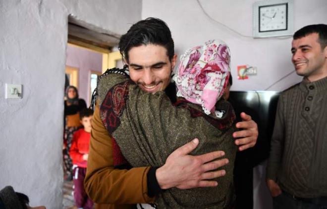 Mahmud'un annesinin Suriye'de yaadn renince "Sen hi zlme. Ben artk senin hem annenim hem de kardein. Seni artk brakmam." diyerek sarld.