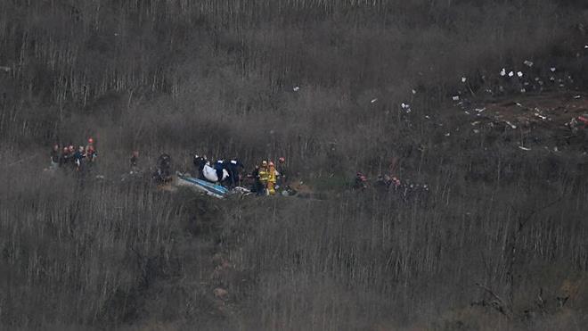 Los Angeles polis departmannn aklamasna gre helikopterde toplam 9 kii bulunuyordu.